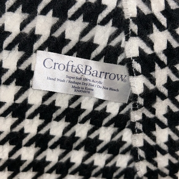 {Croft & Barrow} Houndstooth Black & White Scarf with Fringe - Picture 3 of 6